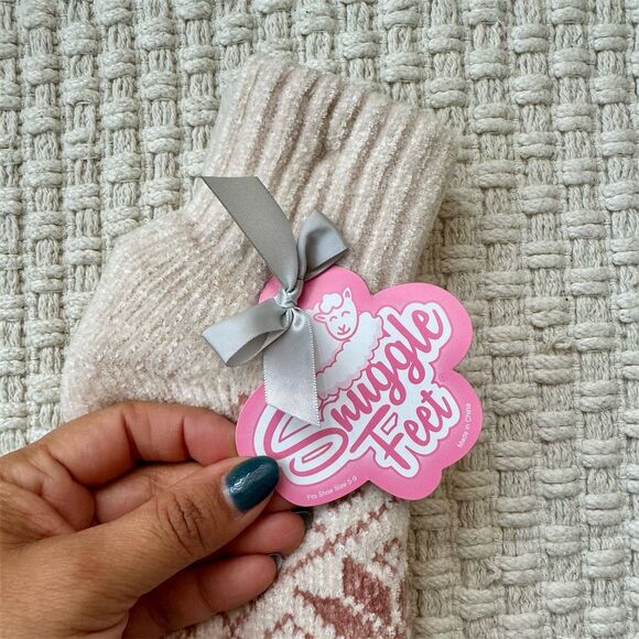 Snuggle Feet Women's Snowflake Chenille Sherpa Bootie Slippers - Picture 3 of 5